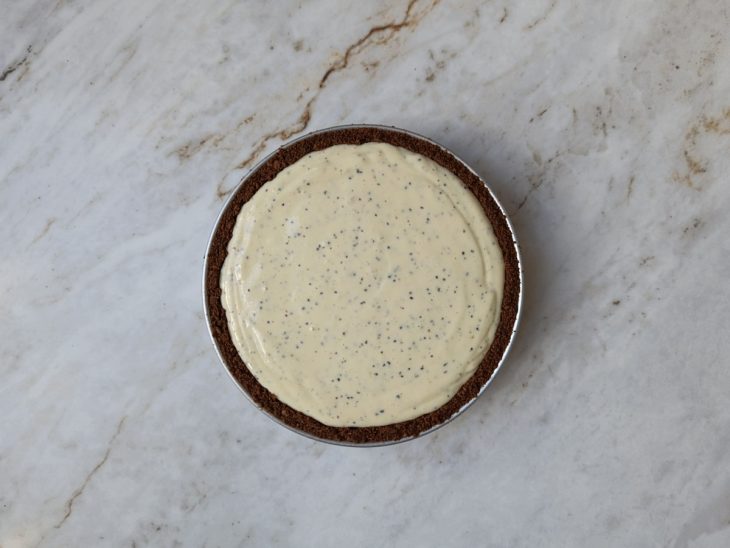 Mousse despejado na forma.