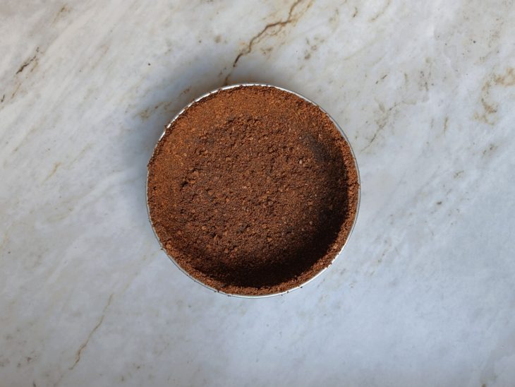 Massa de biscoito e manteiga moldada na forma.