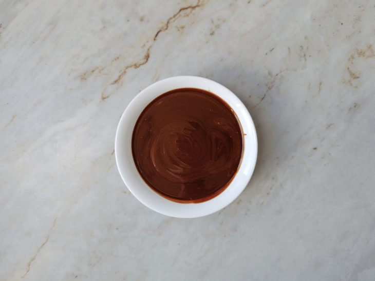 Chocolate e creme de leite aquecidos no micro-ondas.