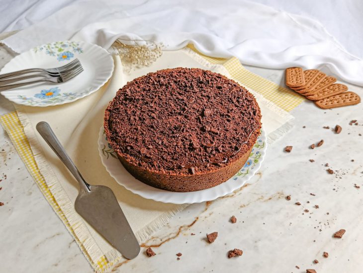 Torta pronta, decorada com raspas de chocolate.