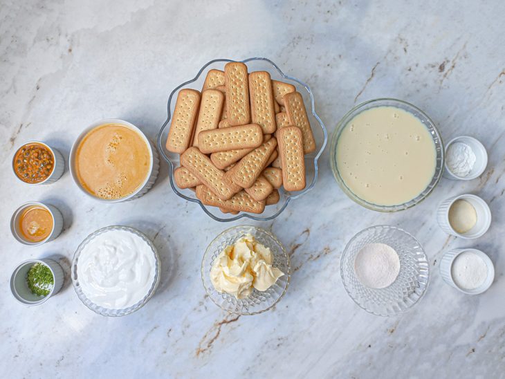 Ingredientes reunidos na bancada.