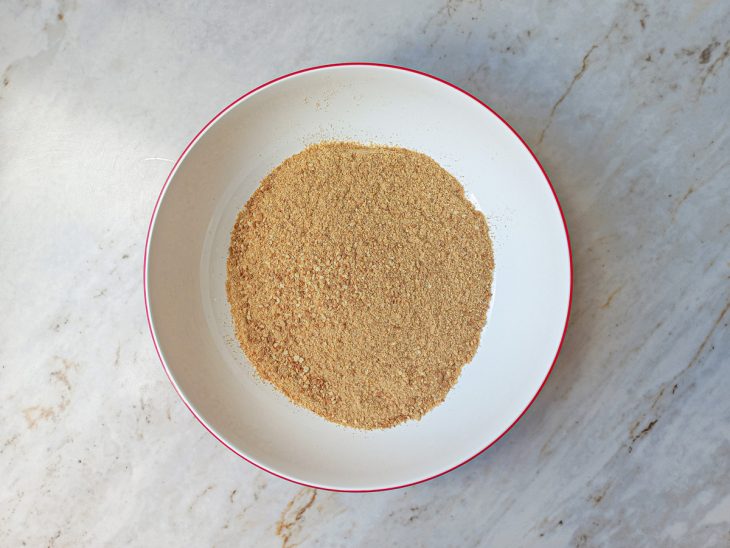 Em uma tigela, as bolachas trituradas.