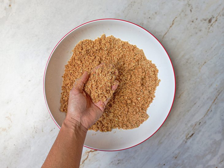 Na tigela com a bolacha triturada, a manteiga adicionada.