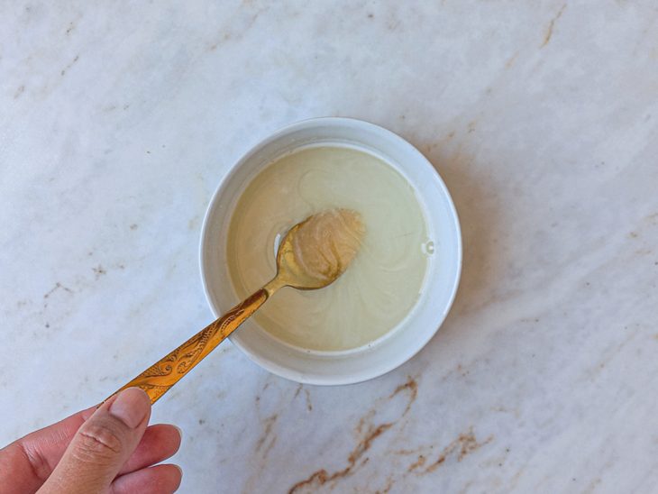 Numa tigela, a gelatina já hidratada.