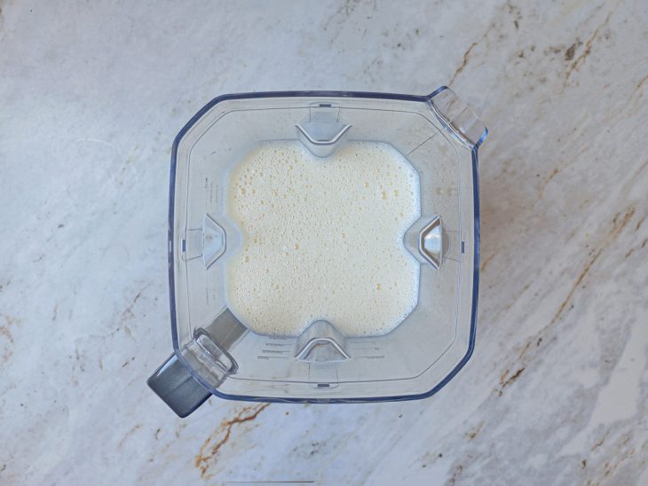 No liquidificador, mistura batida com a adição da gelatina.