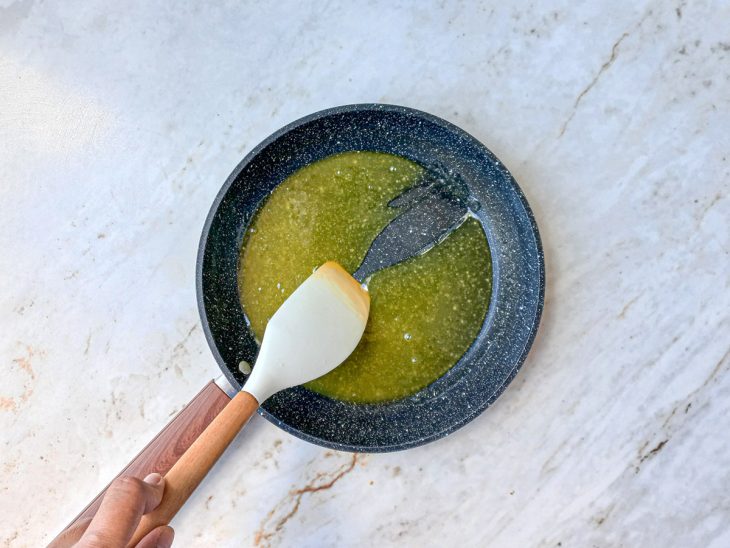 Numa panela, o amido de milho, o suco de maracujá, o açúcar e a água misturados.