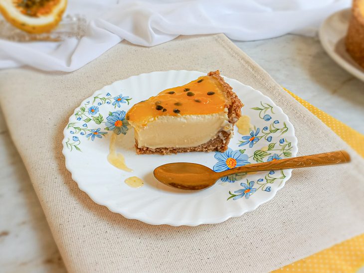 Torta pronta, pedaço servido em prato.