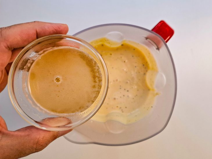 Gelatina sem sabor dissolvida adicionada no copo do liquidificador.