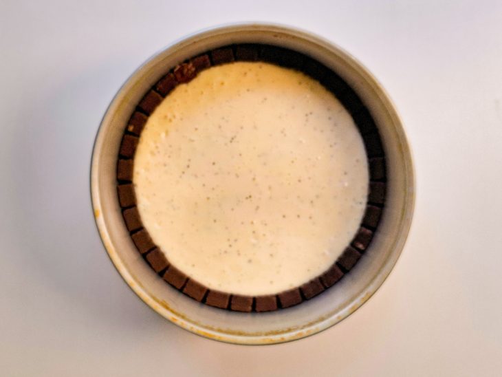 Mistura do liquidificador despejada na forma.