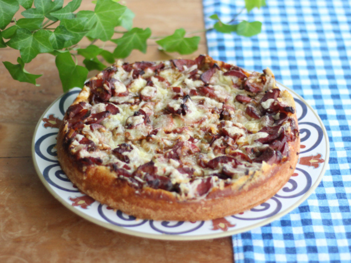 Torta de massa de arroz com calabresa
