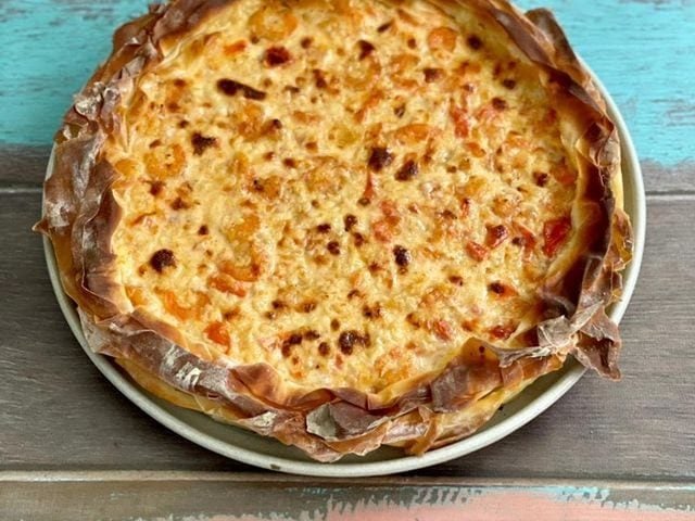 Torta de massa filo com camarão e queijo