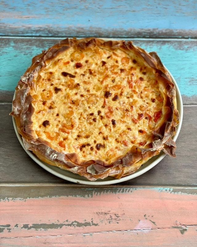 Torta de massa filo com camarão e queijo