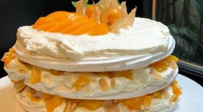 Torta de merengue e pêssegos