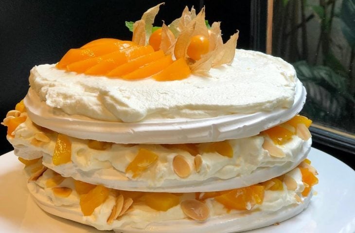 Torta de merengue e pêssegos