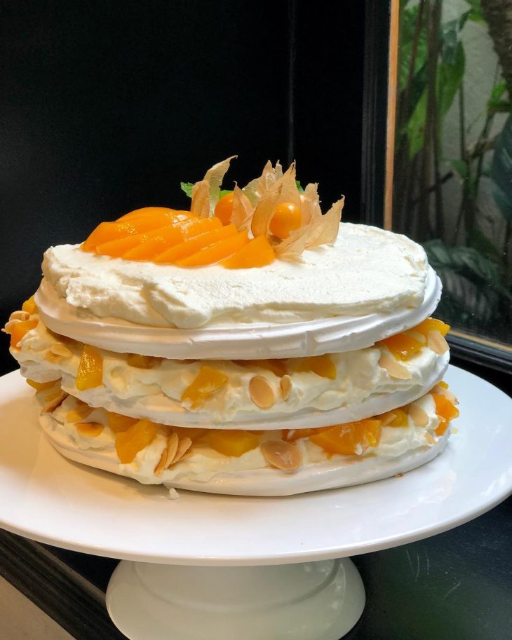 Torta de merengue e pêssegos