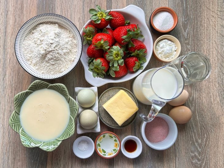 ingredientes reunidos para fazer torta de morango