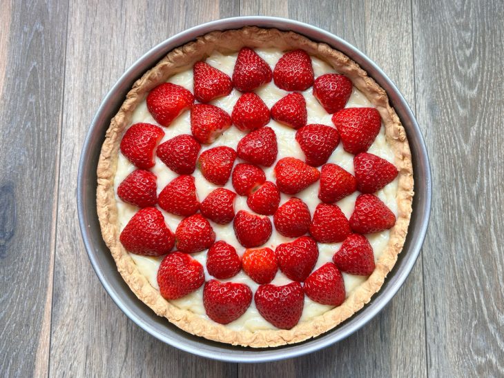 base de torta recheada com creme de confeiteiro e morango