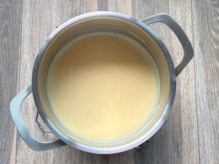 creme branco cozinhando na panela