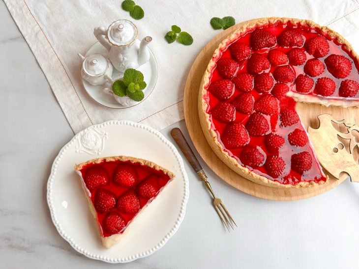 torta de morango servida em um prato