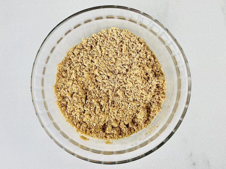 Farofa de bolacha em uma tigela de vidro.