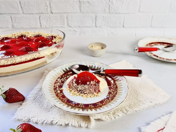 Torta de morango pronta para consumo.