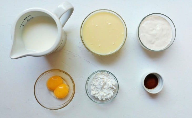 Todos os ingredientes do creme branco reunidos na bancada.