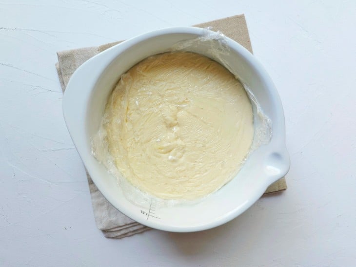 Creme branco finalizado coberto por plástico.