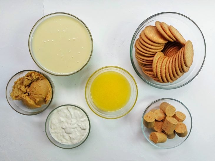 Ingredientes da torta de paçoca fácil reunidos na bancada.