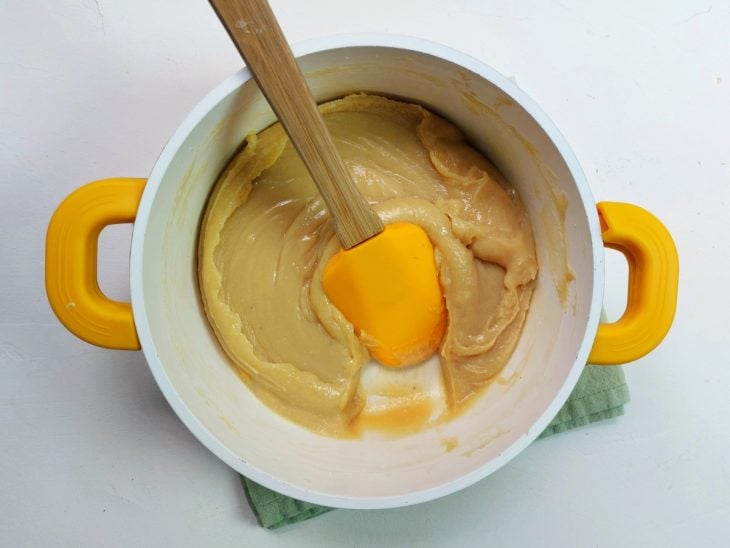 Panela com o brigadeiro de amendoim desgrudando da panela.