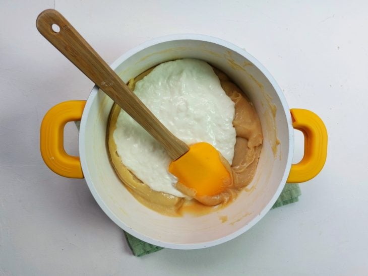 Creme de leite adicionado na panela com o brigadeiro de amendoim.