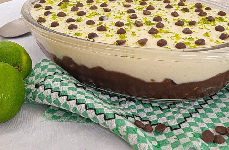 Torta gelada de palha italiana com mousse de limão