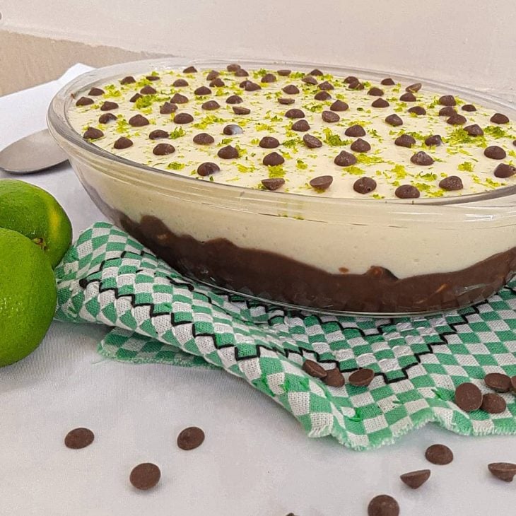 Torta gelada de palha italiana com mousse de limão