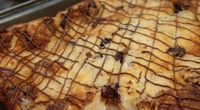 Torta de pão com banana e chocolate