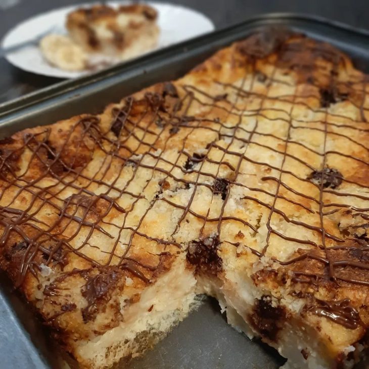 Torta de pão com banana e chocolate