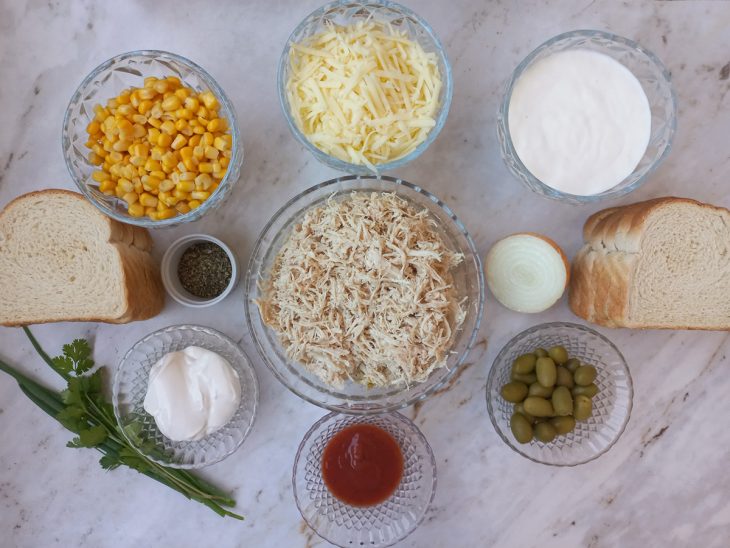 Ingredientes reunidos em uma bancada.