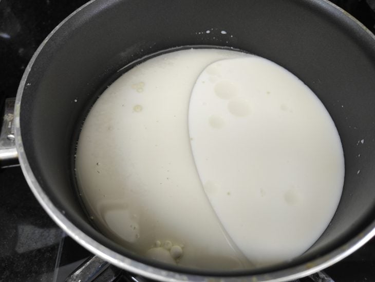 Ingredientes colocados para ferver em uma panela.