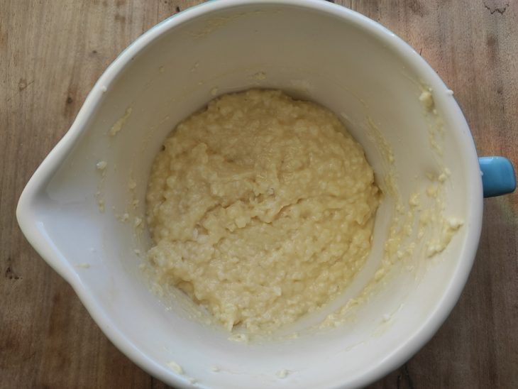 Ingredientes adicionados e incorporados na mistura da tigela.