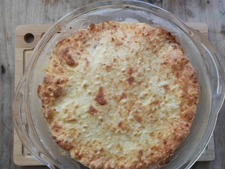 Torta de pão de queijo fácil assada e pronta para servir.