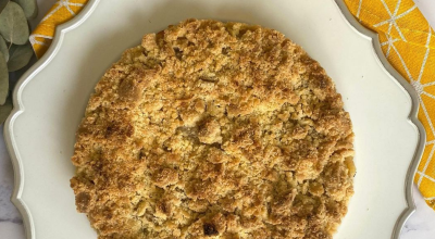 Torta de pêssego com farofa crocante