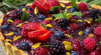 Torta de pistache com frutas vermelhas