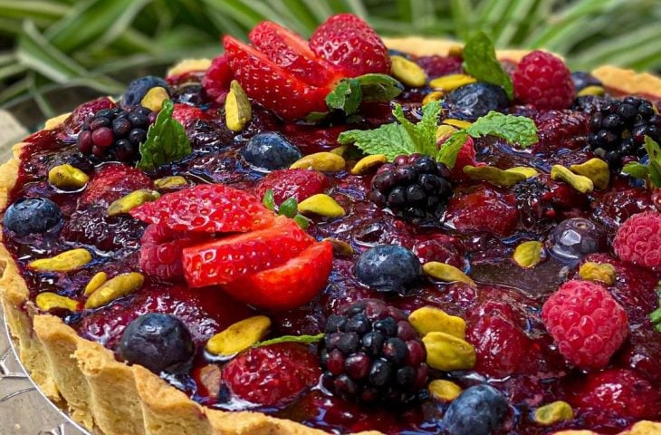 Torta de pistache com frutas vermelhas