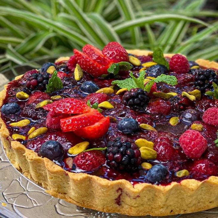 Torta de pistache com frutas vermelhas