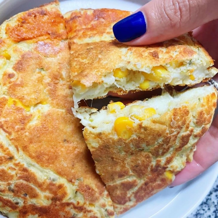 Torta de milho e queijo na frigideira