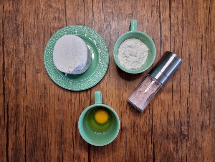 Ingredientes separados para a massa de torta de queijo sem glúten