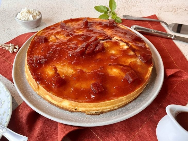 Um recipiente contendo torta de ricota com goiabada.