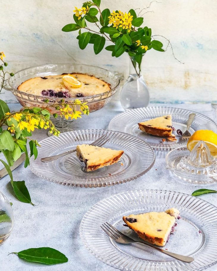 Torta de ricota com raspas de limão siciliano e mirtilos