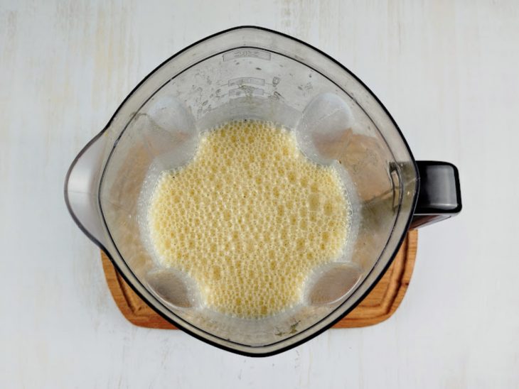 Óleo, leite, ovos, parmesão ralado e sal batidos no liquidificador.