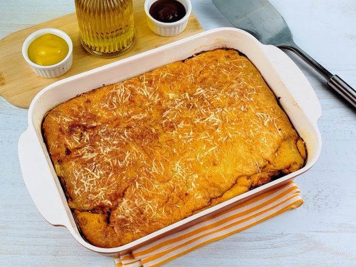 Torta de salsicha em uma travessa pronta para consumo.
