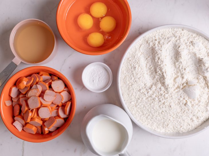 ingredientes para torta de salsicha pesados e separados.