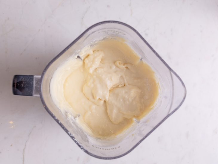 adição dos ingredientes secos a massa da torta de liquidificador.